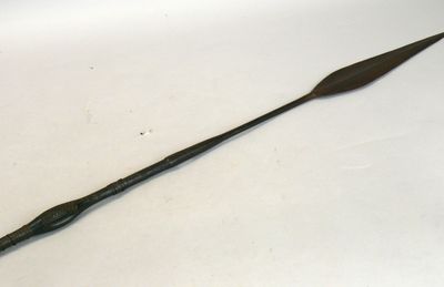 Lance en bois dur à patine sombre d’usage et pointe lancéolé…