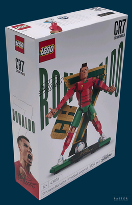 une boîte contenant une figurine Lego représentant un homme sur un skateboard