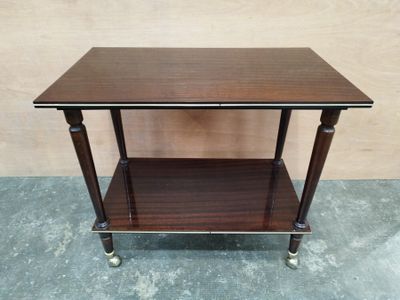 Table à roulettes en formica