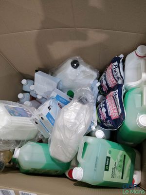 une boîte en carton remplie de bouteilles et de flacons de produits d'entretien