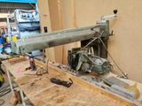 une machine posée sur une table