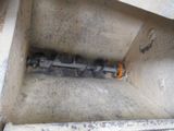 un gros plan d'un tuyau métallique dans un caisson en béton