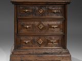 une vieille commode en bois surmontée de tiroirs