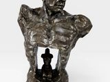 buste en bronze d'un homme tenant un ours en peluche contre sa poitrine