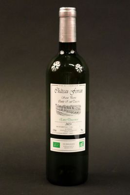 une bouteille de vin posée sur une table