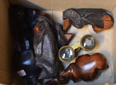 une boîte contenant quelques objets et une paire de lunettes