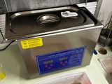 l'image d'une machine posée sur un comptoir