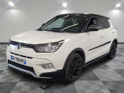 une photo d'un 4x4 blanc garé dans un garage