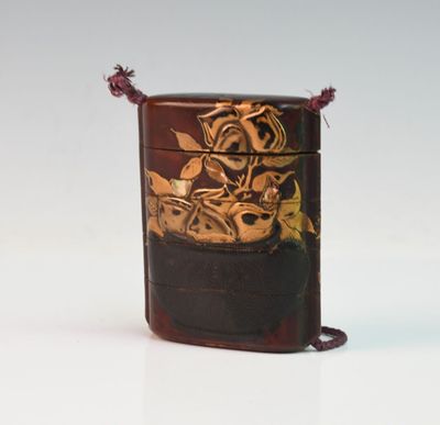 une boîte marron et noire ornée de motifs dorés