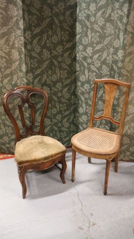 Deux chaises dépareillées
