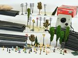 beaucoup de rails de train miniature et de personnages sur les rails