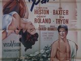 une vieille affiche de cinéma représentant un homme et une femme à cheval
