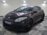 la photo d'une voiture noire garée dans un garage