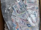 une boîte en carton remplie d'une multitude de billets de toutes sortes