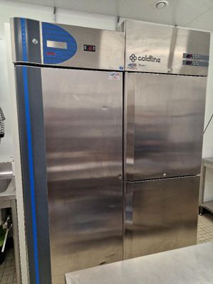 un grand réfrigérateur en acier inoxydable dans une cuisine professionnelle