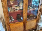 un meuble en bois avec des portes en verre dans une pièce