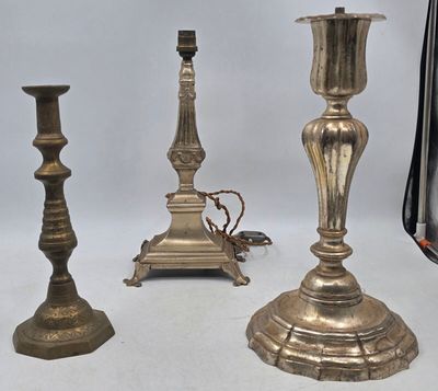 trois bougies posées sur une table