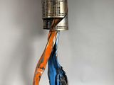 une image représentant une sculpture d'une personne tenant une lampe