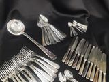 beaucoup de cuillères et de fourchettes en argent sur la table