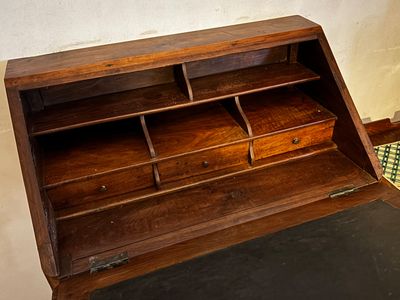 un bureau en bois avec des tiroirs et un sol en damier
