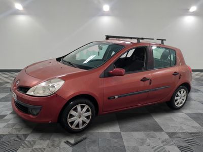 la voiture rouge est garée dans le garage sur le sol en damier