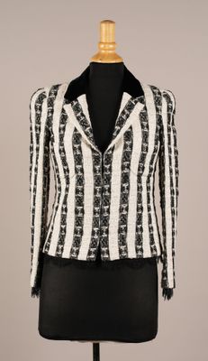 une veste noire et blanche sur un mannequin mannequin mannequin mannequin mannequin mannequin mannequin mannequin mann