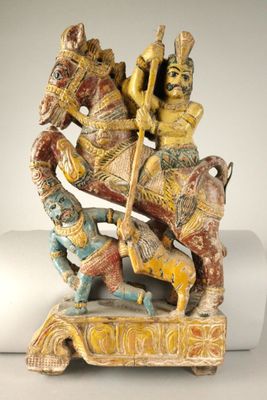 une image représentant une statue d'un homme à cheval, avec une femme assise sur le cheval
