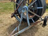 un gros tuyau posé sur un chariot dans l'herbe