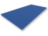 un gros plan sur un panneau en mousse bleu sur fond blanc