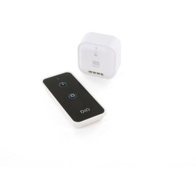 une image représentant une télécommande et un chargeur