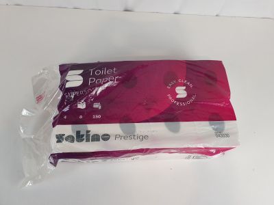 un rouleau de papier toilette emballé dans du plastique posé sur une table