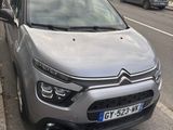 une voiture garée sur le bord de la route, près d'un trottoir