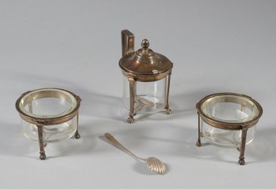 trois petits récipients en verre avec des cuillères et un repose-cuillère posés sur une table