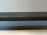 un skateboard posé sur une table dans une pièce