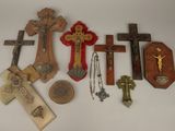 de nombreuses croix et autres objets religieux posés sur la table