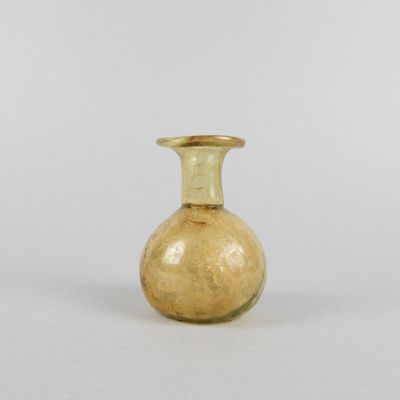 un petit vase en verre posé sur une table