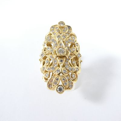 une image d'une bague en or avec des diamants sur un fond blanc