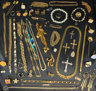 de nombreux bijoux en or exposés sur une table