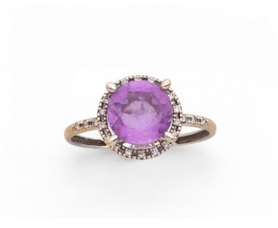 une bague en améthorate et diamants