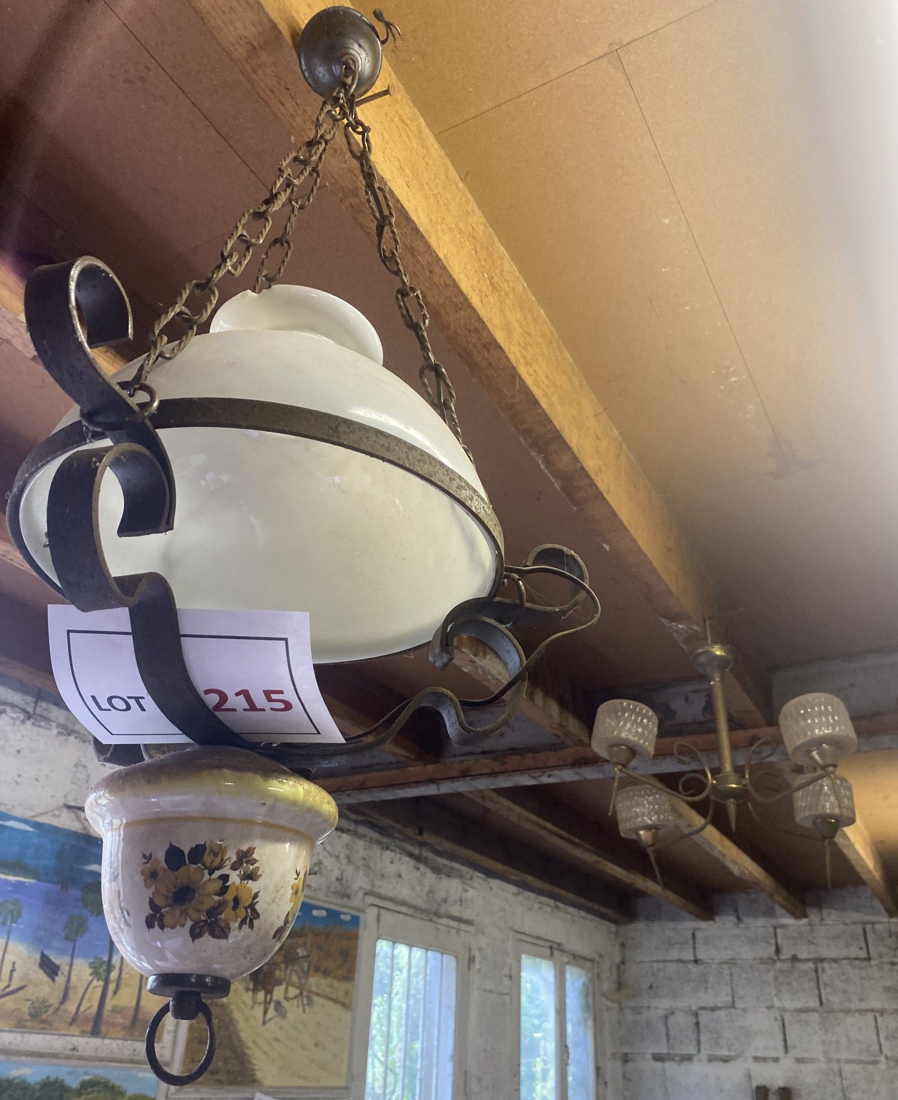 Lot de 2 lustres dt 1 vintage à 4 feux et 1 suspension néo-rustique avec globe, en l’état d’usage. Enlèvement sous qu...