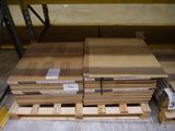 plusieurs piles de palettes en bois empilées les unes sur les autres dans un entrepôt