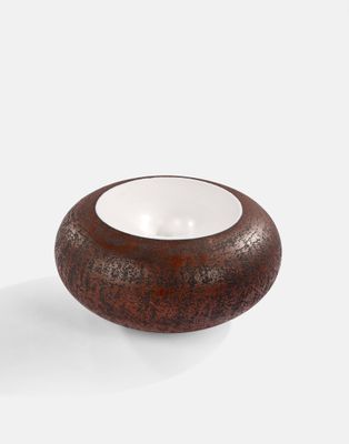 une image représentant un petit bol posé sur une surface blanche