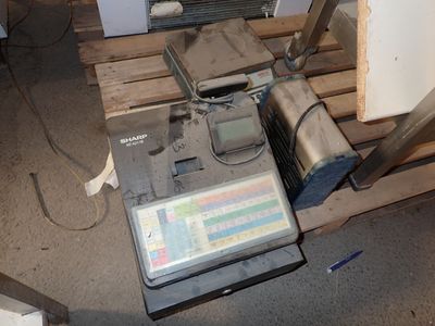 une photo d'une balance posée sur une palette dans un entrepôt