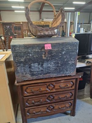 une commode surmontée d'un panier