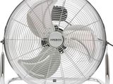 un gros plan d'un ventilateur blanc posé sur un pied, devant un fond blanc