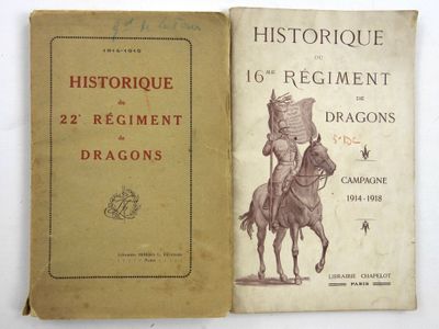 un vieux livre posé sur une table à côté d'un livre