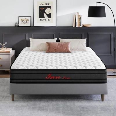 un gros plan d'un matelas posé sur un sommier dans une chambre à coucher