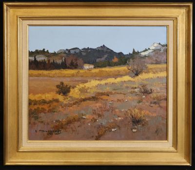 une peinture à l'huile représentant un champ avec une montagne en arrière-plan