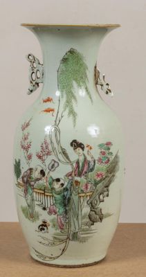 un vase avec un tableau posé sur une table