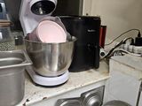 un plan de travail de cuisine sur lequel se trouvent un mixeur et un saladier